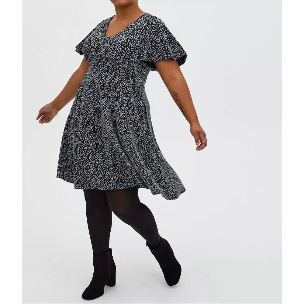 Torrid Dress Women’s 4X Silver Leopard Print Flutter Sleeve V-Neck Skater NWT